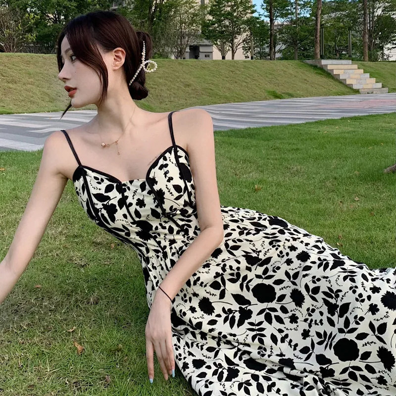 Virágmintás pántos ruha V-nyakú, magas derekú, hosszú A-vonalú, poliészter