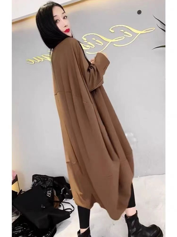 Jednobojna haljina srednje dužine, okrugli izrez, dugi rukavi, preko glave, široka struk, stil uredski i profinjen, proljeće 2025