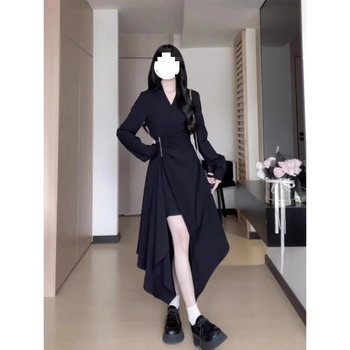 Rochie cu croială în formă de A, decolteu în V, mâneci lungi, umeri înclinați, material poliester