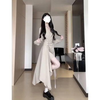 Rochie cu croială în formă de A, decolteu în V, mâneci lungi, umeri înclinați, material poliester