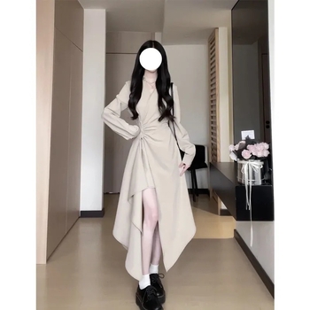 Rochie cu croială în formă de A, decolteu în V, mâneci lungi, umeri înclinați, material poliester