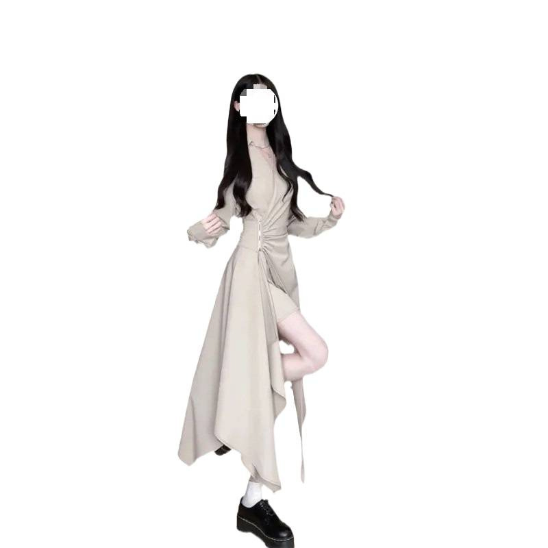 Rochie cu croială în formă de A, decolteu în V, mâneci lungi, umeri înclinați, material poliester