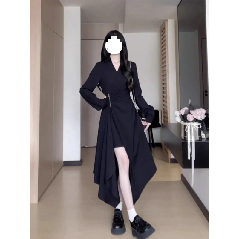 Rochie cu croială în formă de A, decolteu în V, mâneci lungi, umeri înclinați, material poliester