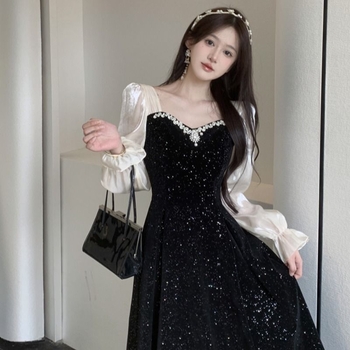 Rochie patchwork din plasă, cu glugă, guler pătrat, mâneci bufante, primăvara 2025