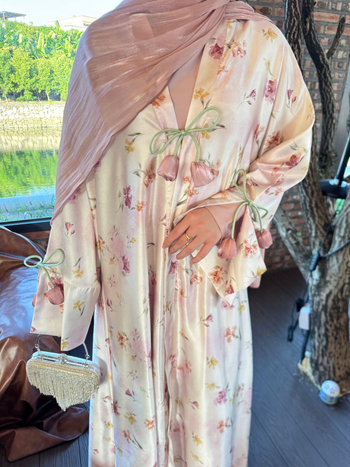 Tulipā modeļa kimono divdaļīgs abaja komplekts; izdrukāts satīns no poliestera; brīva piegriezes, garas piedurknes, gara kleita