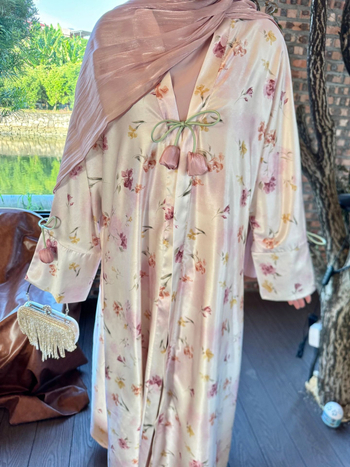 Tulipā modeļa kimono divdaļīgs abaja komplekts; izdrukāts satīns no poliestera; brīva piegriezes, garas piedurknes, gara kleita