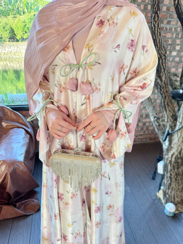 Tulipā modeļa kimono divdaļīgs abaja komplekts; izdrukāts satīns no poliestera; brīva piegriezes, garas piedurknes, gara kleita