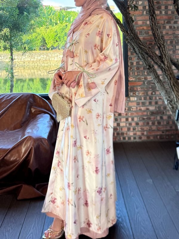 Tulipā modeļa kimono divdaļīgs abaja komplekts; izdrukāts satīns no poliestera; brīva piegriezes, garas piedurknes, gara kleita