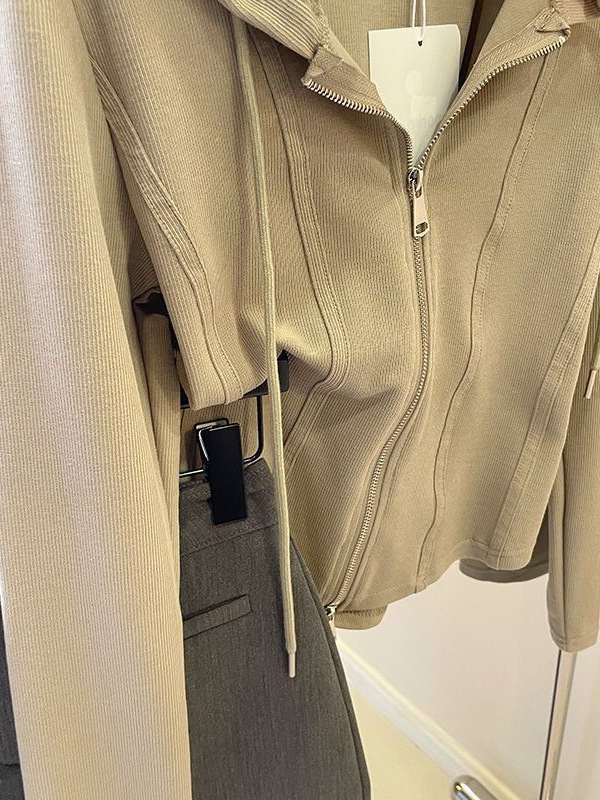 Ženski hoodie jakna s kapuljom i zatvaračem, kratki kroj, dugi rukavi, poliester, jesen 2024