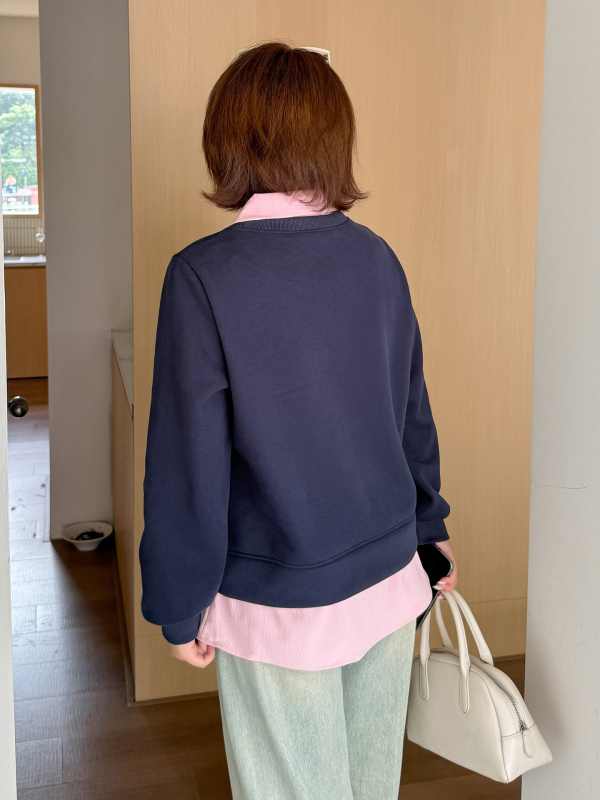 Ženska dukserica s kapuljačom i lažnim dvodijelnim dizajnom s izšivanjem, zima 2025, fleec mješavina pamuka i poliestera (50–70% pamuka, 30–50% poliestera), debeli materijal, polo ovratnik