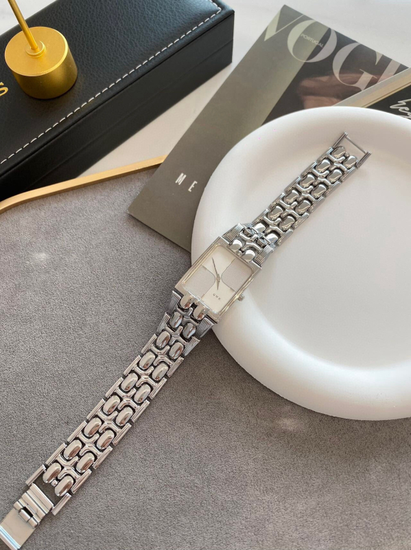 Páros női kvarc karóra Swiss ETA mozgatással, eredet Svájc, rozsdamentes acél tok és rozsdamentes acél karkötő