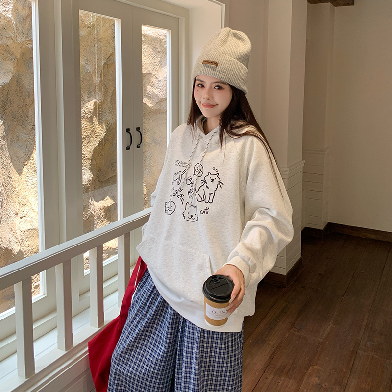 Gobtuvinis megztinis su gyvūnų raštu, laisvas kirpimas, vidinis fleece, vidutinio storio, ruduo 2025