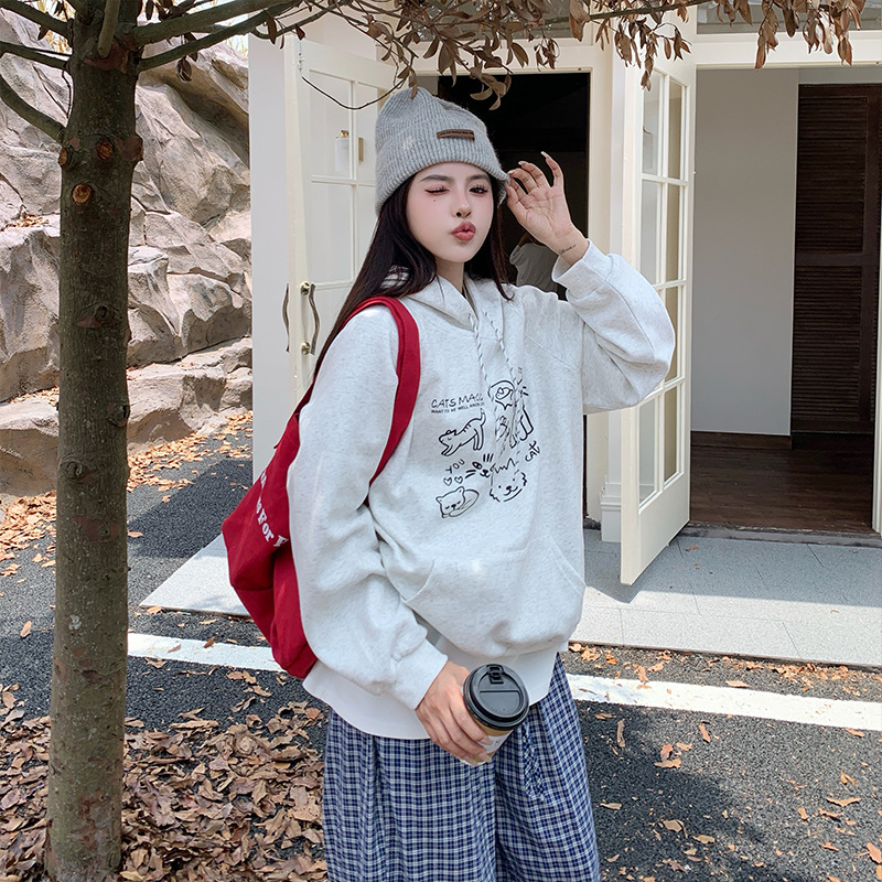 Megztinis su gobtuvu ir gyvūnų spaudu, laisvas kirpimas, raglano rankovės, fleece vidus, ruduo 2025