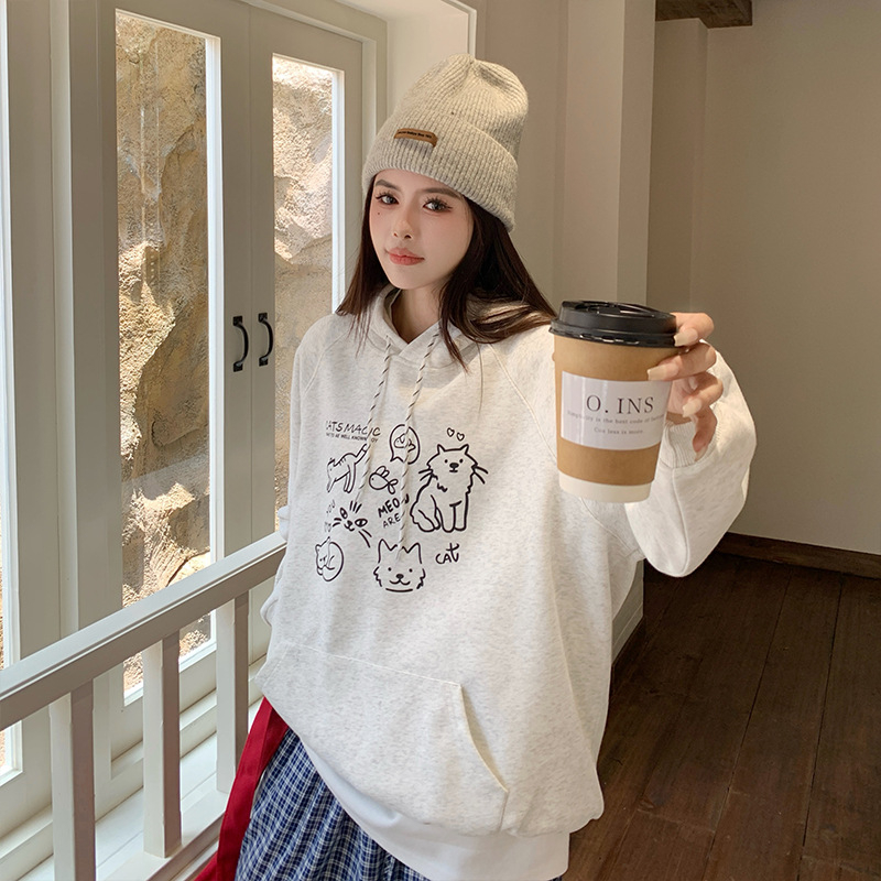 Megztinis su gobtuvu ir gyvūnų spaudu, laisvas kirpimas, raglano rankovės, fleece vidus, ruduo 2025