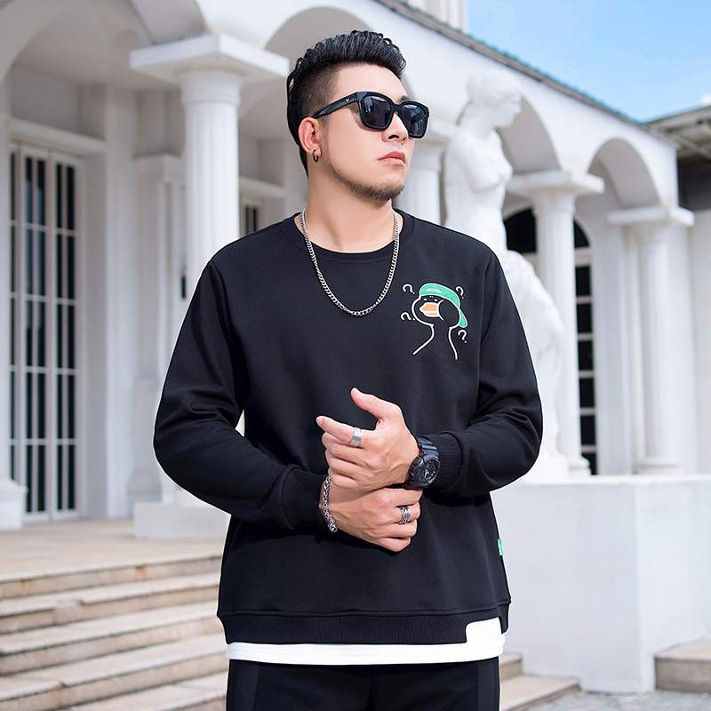 Vyrų džemperis su spauda, laisvo kirpimo linijos, ilgomis rankovėmis, apvali kaklo forma, imitacinis dviejų dalių dizainas, medvilnės-poliesterio mišinys, ruduo