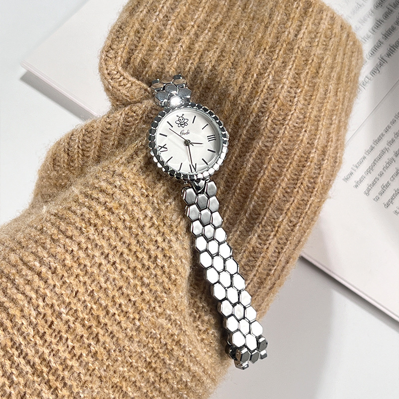 Ceas de damă cu brățară din aliaj în design fagure, cuarț Gödel GEDI, rezistență la apă 30M, model 52098