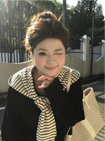 Női csíkos kardigán pulóver, bő szabás, kerek nyak, cipzárral