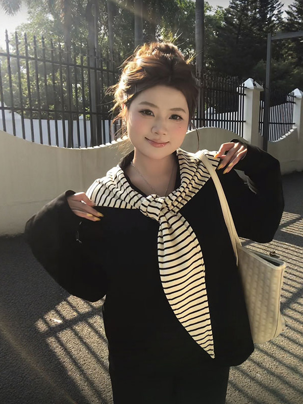 Női csíkos kardigán pulóver, bő szabás, kerek nyak, cipzárral