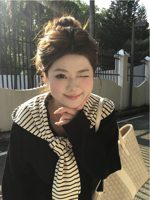 Női csíkos kardigán pulóver, bő szabás, kerek nyak, cipzárral