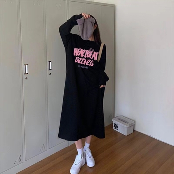 Ženska hoodie haljina od fleece materijala s kapuljačom, vezanje, dugi rukavi, bočni otvor, srednja duljina 65-80 cm, 95% poliester, tekstni tisak