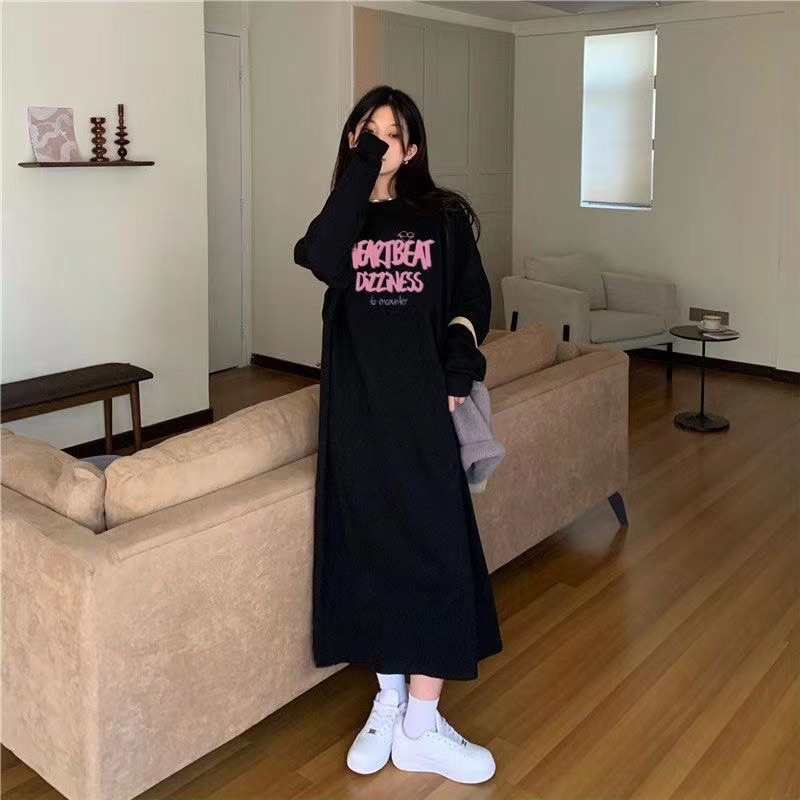 Ženska hoodie haljina od fleece materijala s kapuljačom, vezanje, dugi rukavi, bočni otvor, srednja duljina 65-80 cm, 95% poliester, tekstni tisak