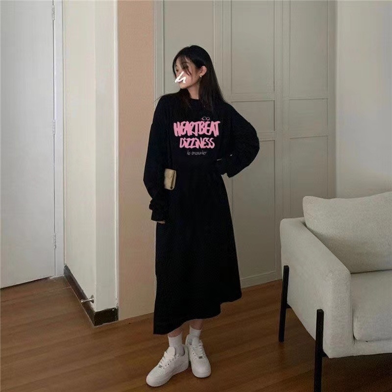 Ženska hoodie haljina od fleece materijala s kapuljačom, vezanje, dugi rukavi, bočni otvor, srednja duljina 65-80 cm, 95% poliester, tekstni tisak