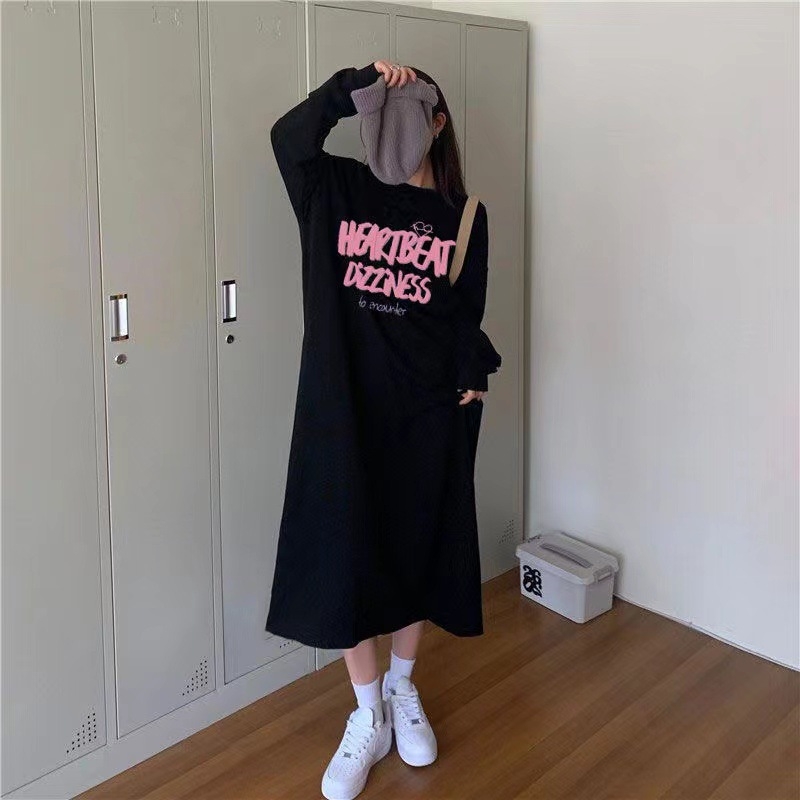 Ženska hoodie haljina od fleece materijala s kapuljačom, vezanje, dugi rukavi, bočni otvor, srednja duljina 65-80 cm, 95% poliester, tekstni tisak