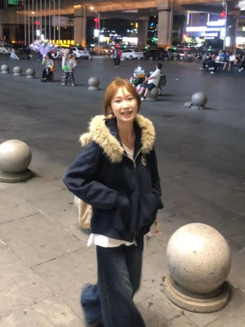 Hanorac feminin cu glugă, stil cardigan, croială lejeră, lungime medie-lungă, culoare solidă, închidere cu fermoar