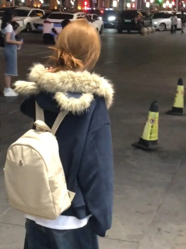 Hanorac feminin cu glugă, stil cardigan, croială lejeră, lungime medie-lungă, culoare solidă, închidere cu fermoar