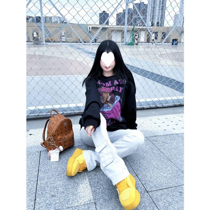 Hanorac damă cu croială lejeră din bumbac-fleece, guler rotund, mâneci lungi, imprimeu