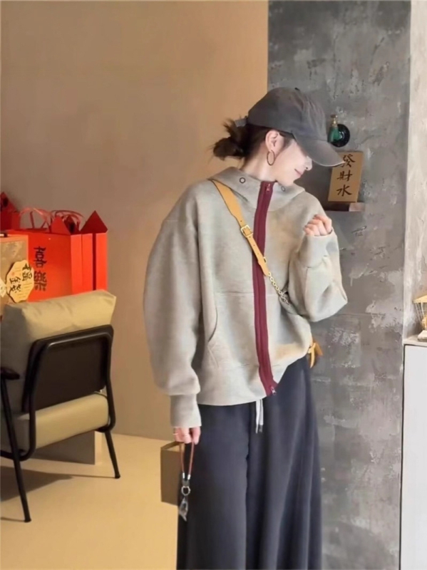 Ženska debela kapuljača dukserica jakna, slobodan kroj, zatvarač, pamuk-poliester smjesa, zima 2025