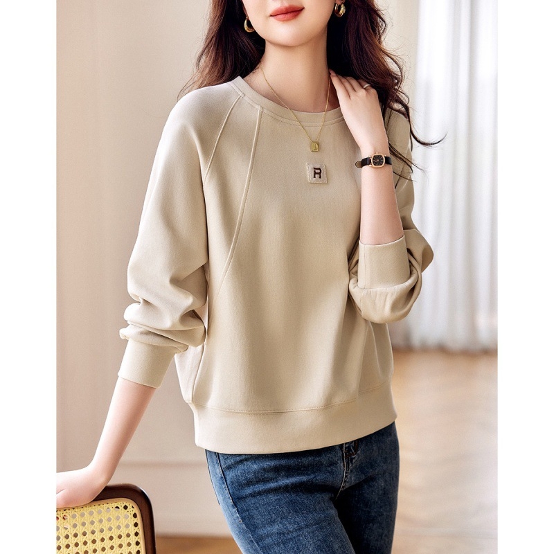 Dámsky pletený sveter s okrúhlym výstrihom, raglánovými dlhými rukávmi, voľný strih, dĺžka 50–65 cm, polyester 30–50%