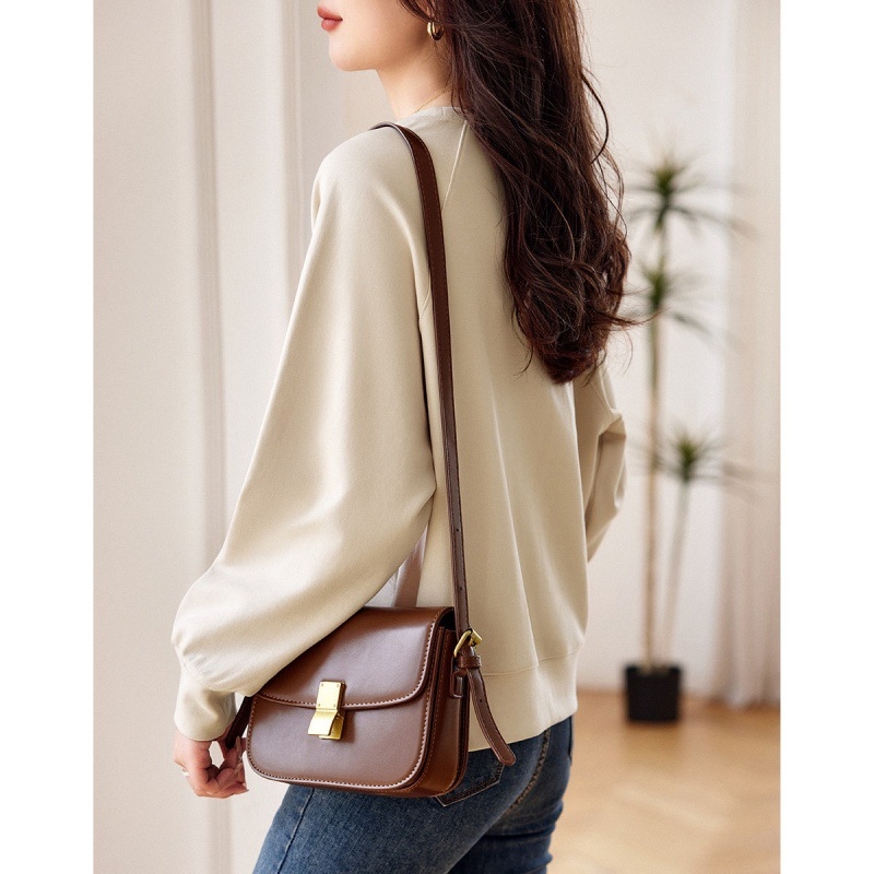 Dámsky pletený sveter s okrúhlym výstrihom, raglánovými dlhými rukávmi, voľný strih, dĺžka 50–65 cm, polyester 30–50%