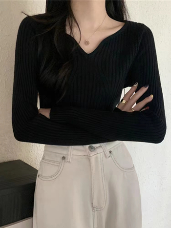 Ženski pleteni džemper s kapuljačom - V-izrez, dugi rukavi, uski kroj, jednobojan