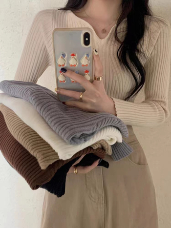 Ženski pleteni džemper s kapuljačom - V-izrez, dugi rukavi, uski kroj, jednobojan