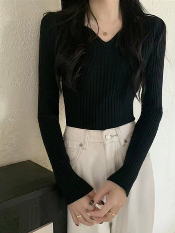 Ženski pleteni džemper s kapuljačom - V-izrez, dugi rukavi, uski kroj, jednobojan