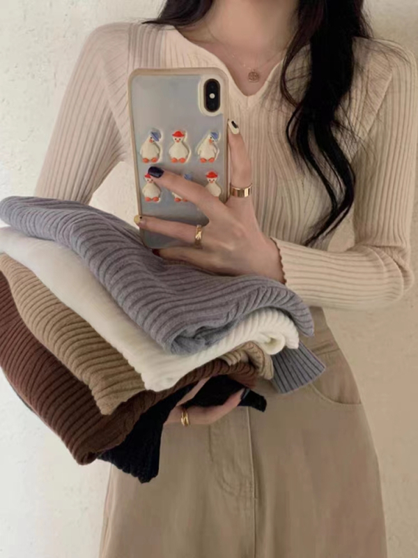 Ženski pleteni džemper s kapuljačom - V-izrez, dugi rukavi, uski kroj, jednobojan