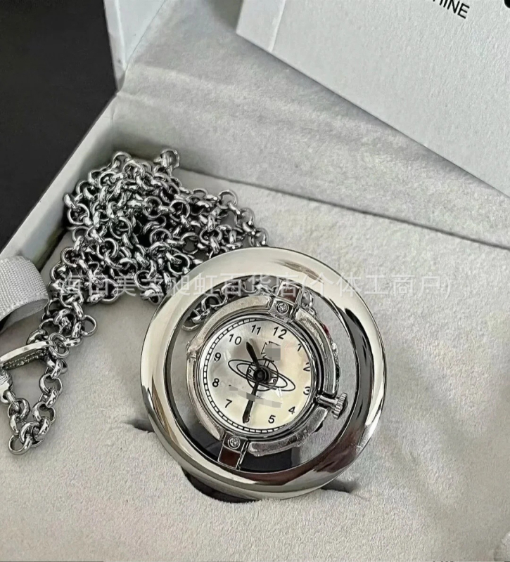 Colier cu ceas de buzunar Saturn – Afișaj analog (indicator + cifre), Mișcare: Electronică, Origine mișcare: Elveția, Coroană spirală, Cadran rotund