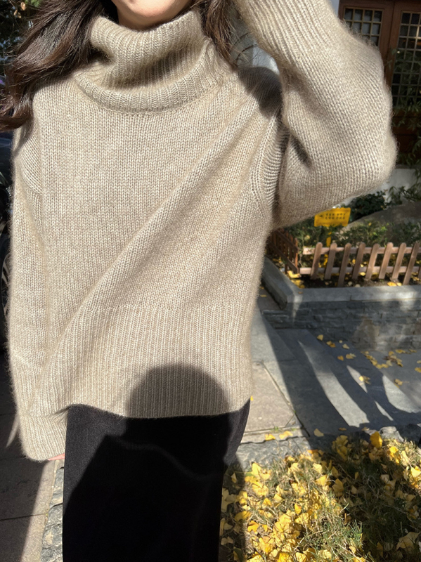 Ženski debeli vuneni pleteni džemper s visokim ovratnikom — 95% vuna, kratki kroj, dugi rukav, udoban slobodan kroj, jesen/zima