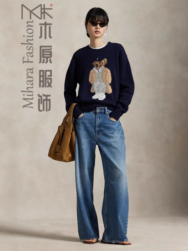 Polyes­terový pletený pulóver s kapucňou, vyšívaný retro medve motív, štíhla silueta, dlhé rukávy, stredná dĺžka