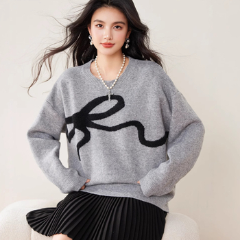 R3769 Poliesterski pleteni pulover s okruglim izrezom, dugim rukavima i spuštenim ramenima, širokog kroja.