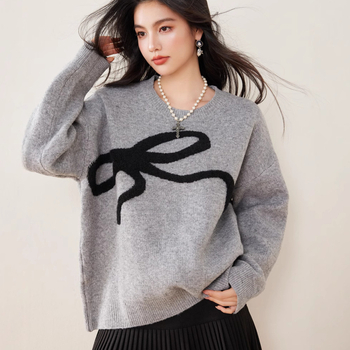 R3769 Poliesterski pleteni pulover s okruglim izrezom, dugim rukavima i spuštenim ramenima, širokog kroja.