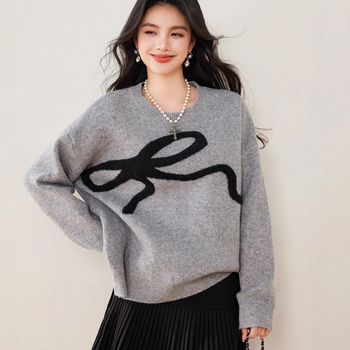 R3769 Poliesterski pleteni pulover s okruglim izrezom, dugim rukavima i spuštenim ramenima, širokog kroja.