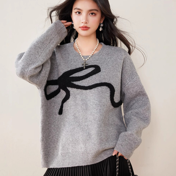 R3769 Poliesterski pleteni pulover s okruglim izrezom, dugim rukavima i spuštenim ramenima, širokog kroja.