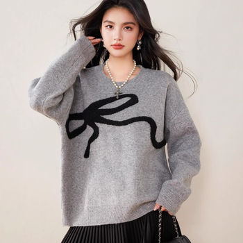 R3769 Poliesterski pleteni pulover s okruglim izrezom, dugim rukavima i spuštenim ramenima, širokog kroja.