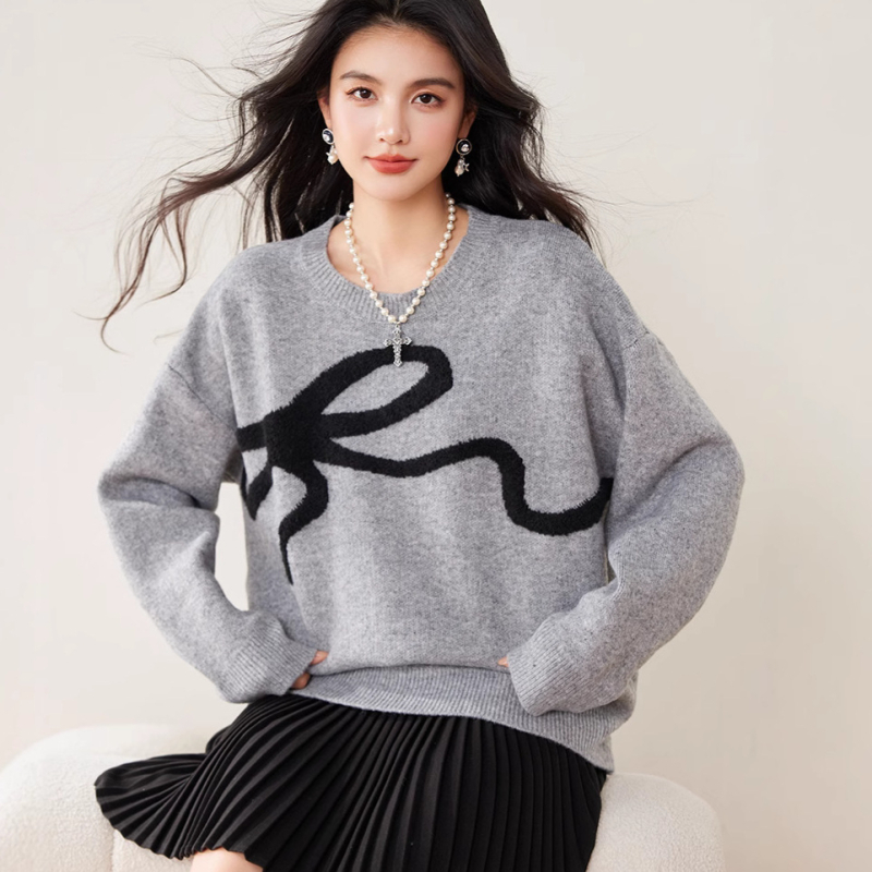 R3769 Poliesterski pleteni pulover s okruglim izrezom, dugim rukavima i spuštenim ramenima, širokog kroja.