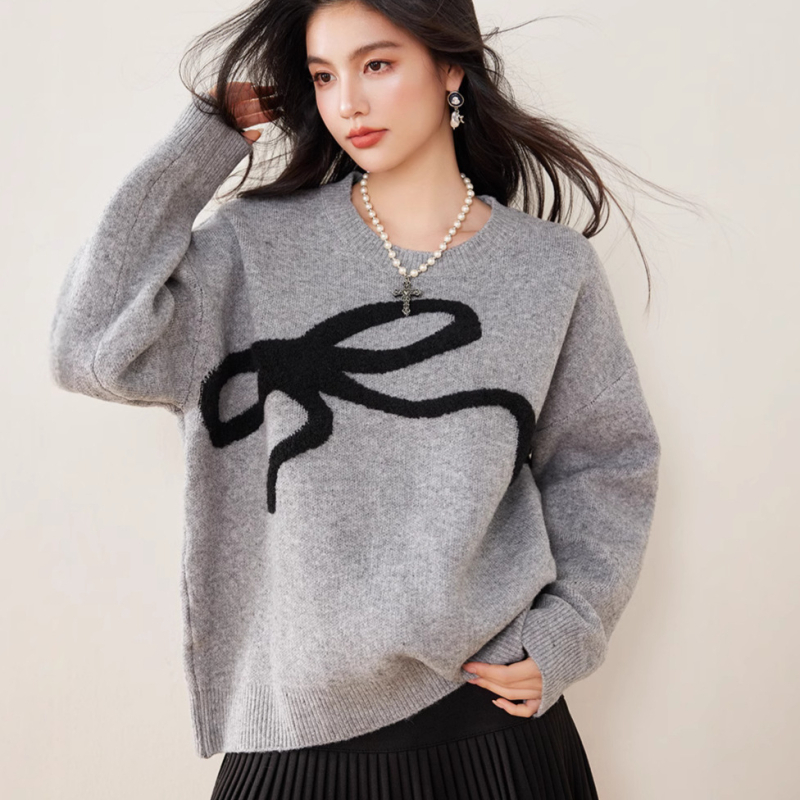 R3769 Poliesterski pleteni pulover s okruglim izrezom, dugim rukavima i spuštenim ramenima, širokog kroja.