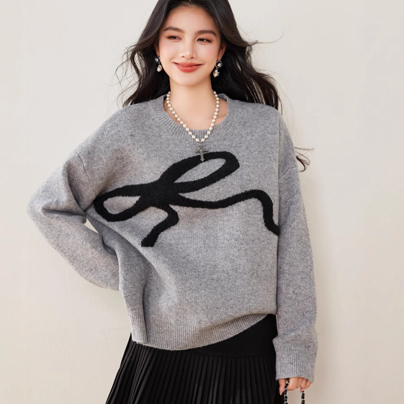 R3769 Poliesterski pleteni pulover s okruglim izrezom, dugim rukavima i spuštenim ramenima, širokog kroja.