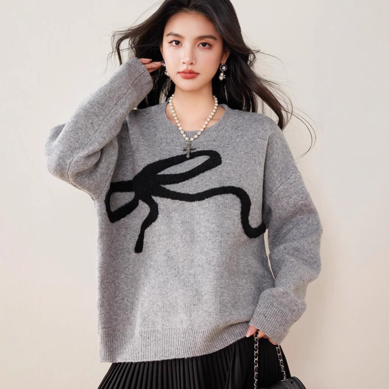 R3769 Poliesterski pleteni pulover s okruglim izrezom, dugim rukavima i spuštenim ramenima, širokog kroja.