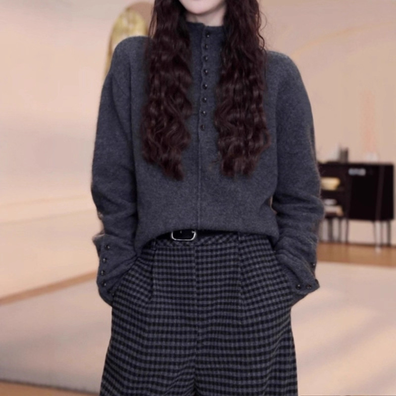 Svetrový sveter s kapucňou, polovičným vysokým golierom, voľný strih, dlhé rukávy, pletený z ovčej vlny